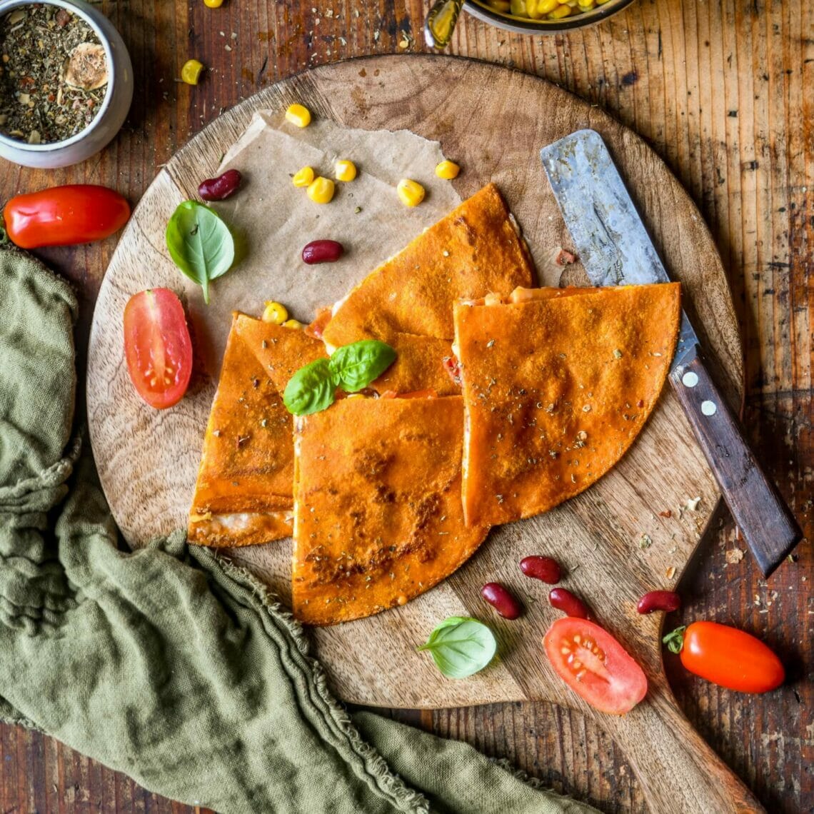 Quesadillas mit Bohnen, Mais und Tomaten aus Karotten Tortillas