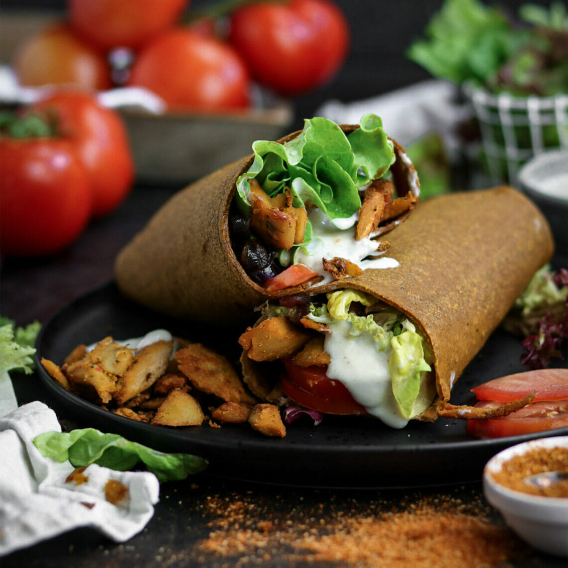 Pizzateig als Dürum Fladen, gefüllt mit Dönerfleisch, Tomaten, Salat und Joghurtsauce