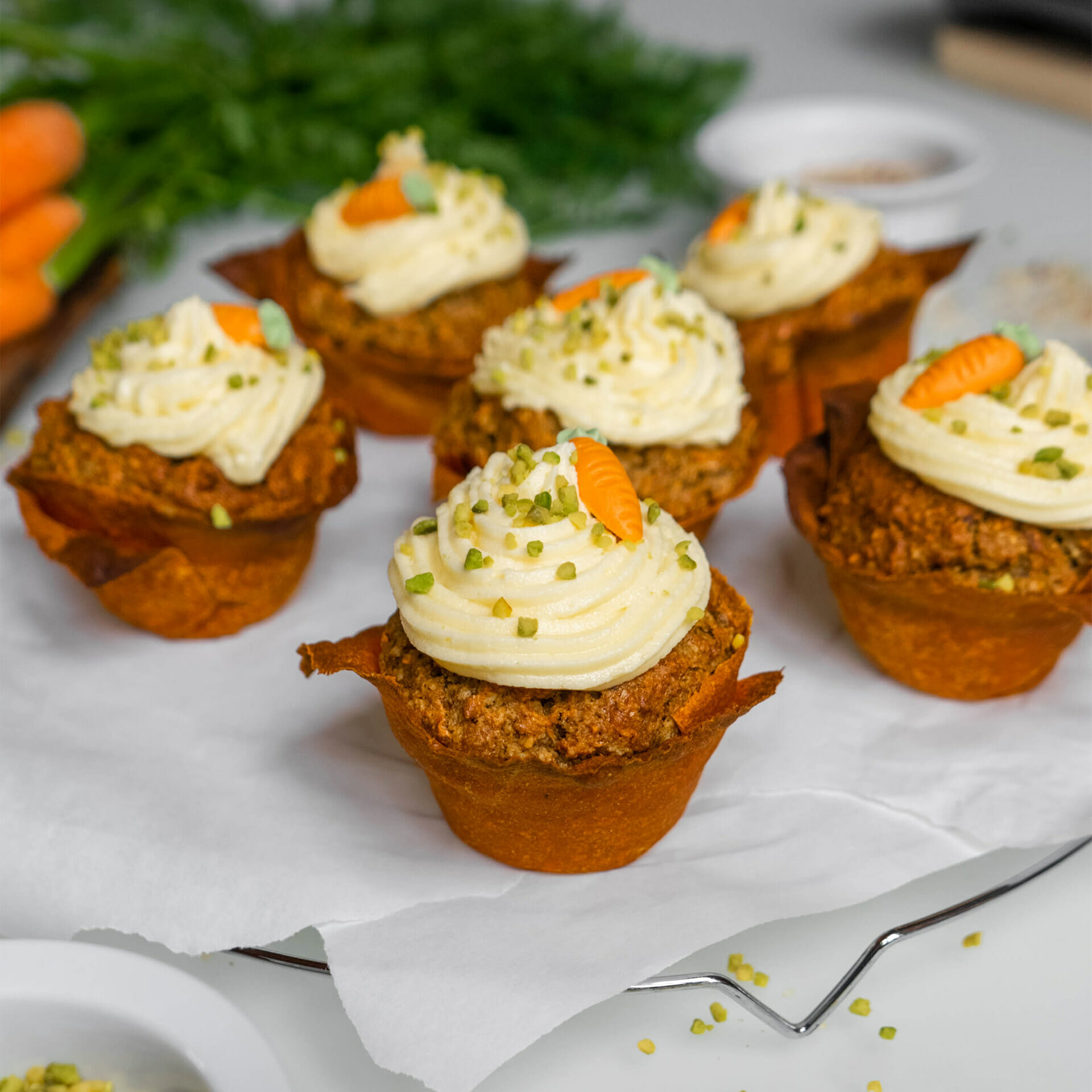 Rübli Muffins mit Buttercreme, Pistazien und Marzipankarotte in Karotten Tortilla Muffinform
