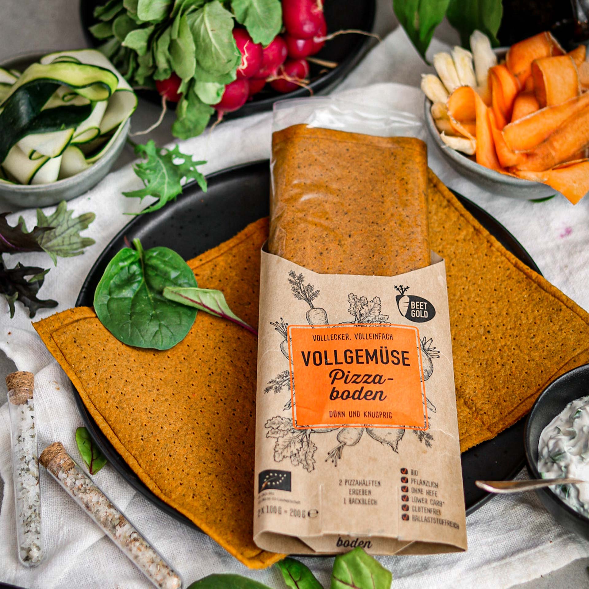 Pizzaboden Verpackung liegt auf Teller mit Pizzaboden