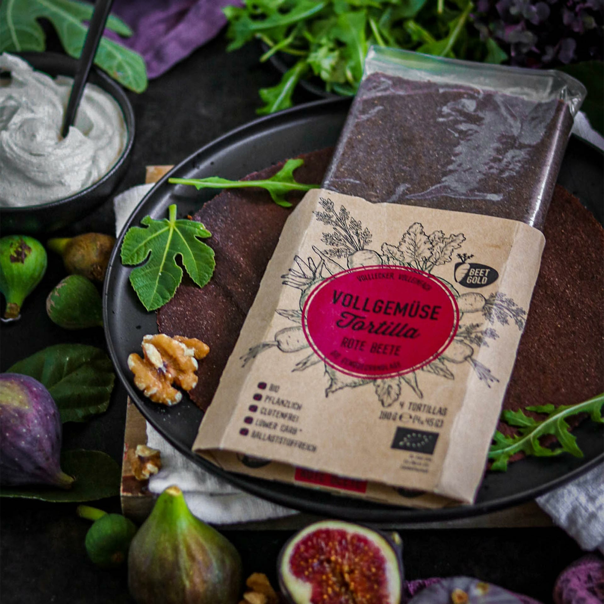 Rote Beete Tortilla Verpackung auf Teller