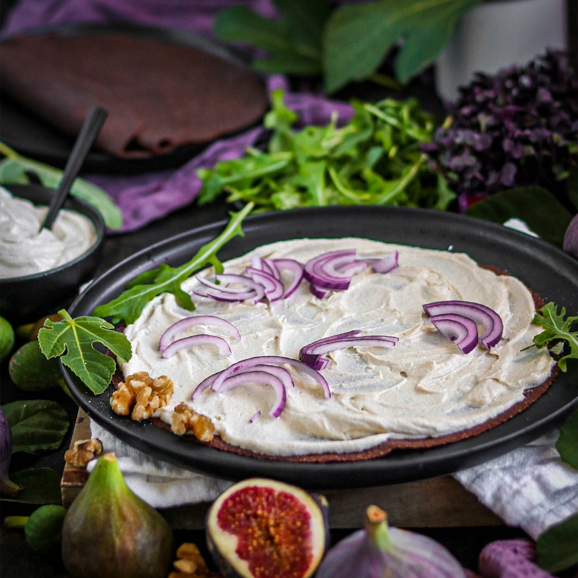 Rote Beete Tortilla als Flammkuchen mit Creme Fraîche und roten Zwiebeln