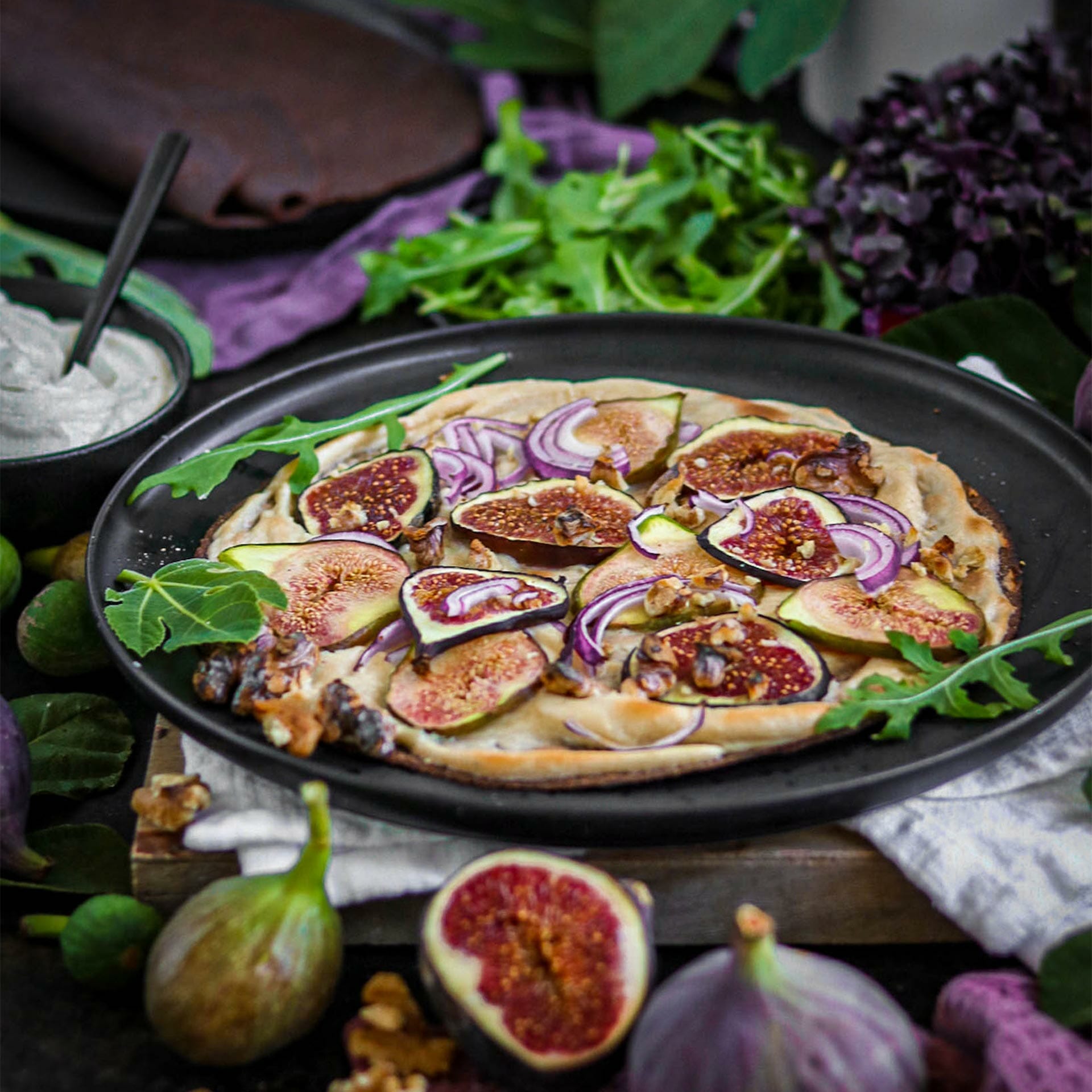 Rote Beete Tortilla als Flammkuchen belegt mit Feigen und roten Zwiebeln