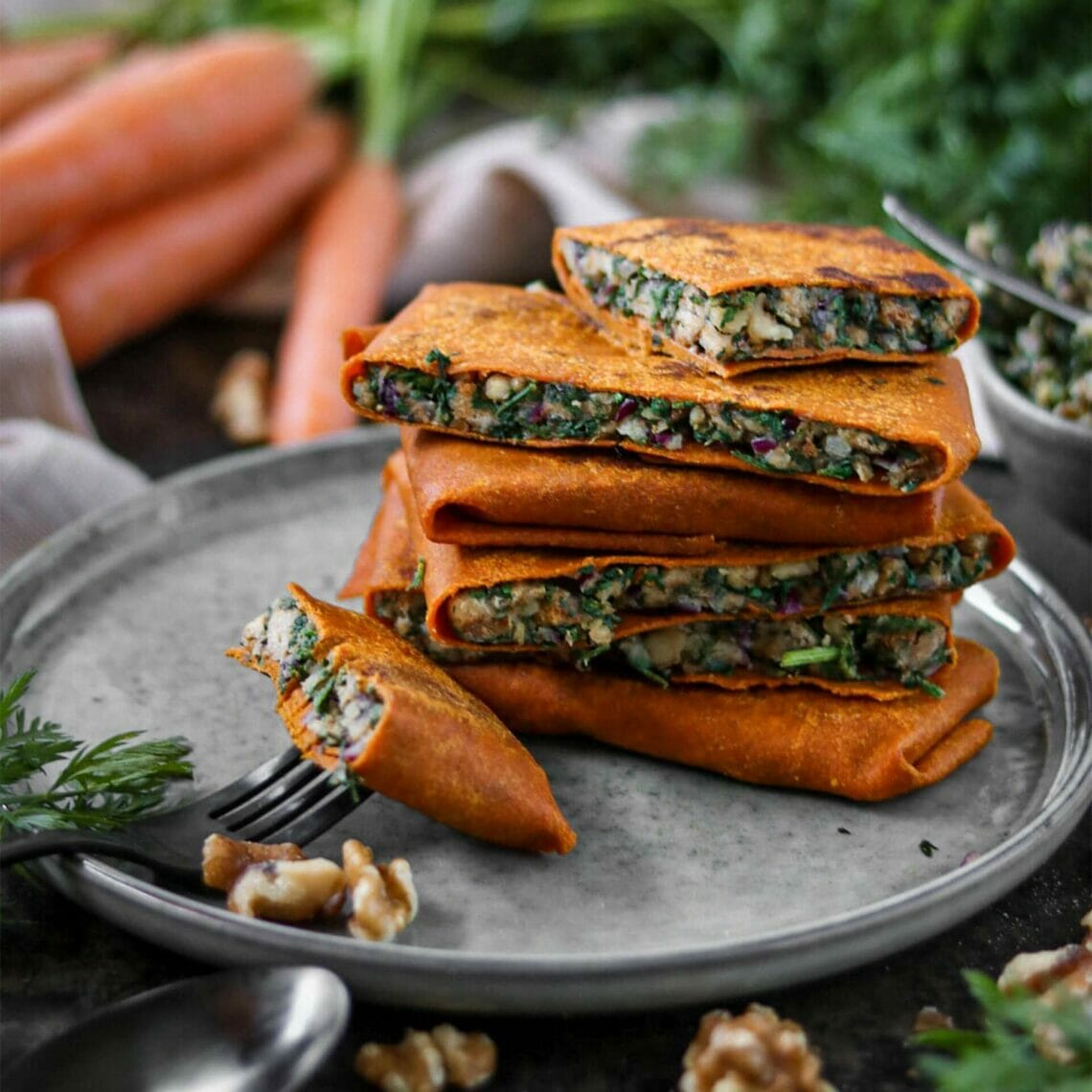 Karotten Tortillas als Maultaschen gefüllt mit Karottengrün, Nüssen und roten Zwiebeln