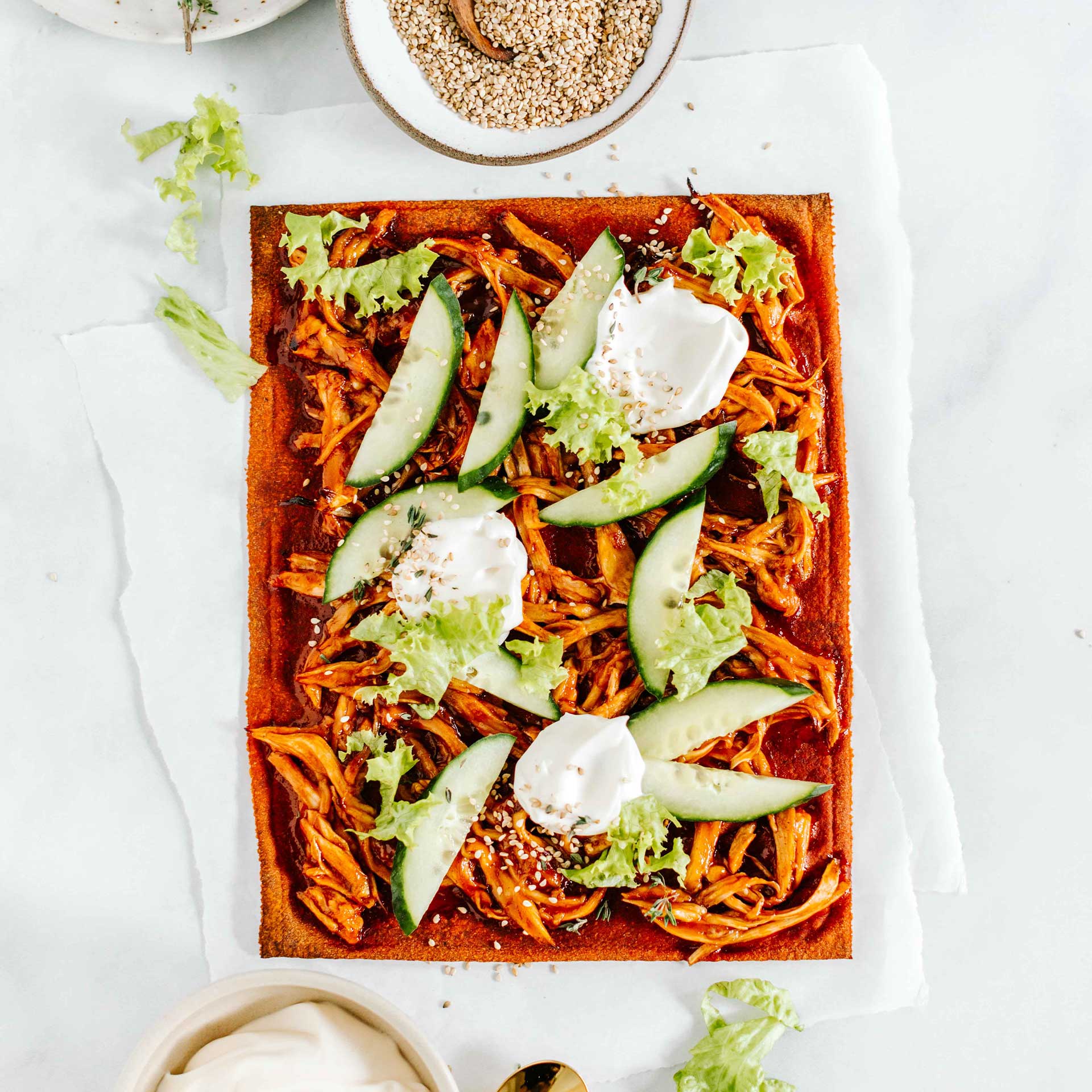 Pizzaboden mit Pulled Pilzen, Gurke, Sesam und Salat
