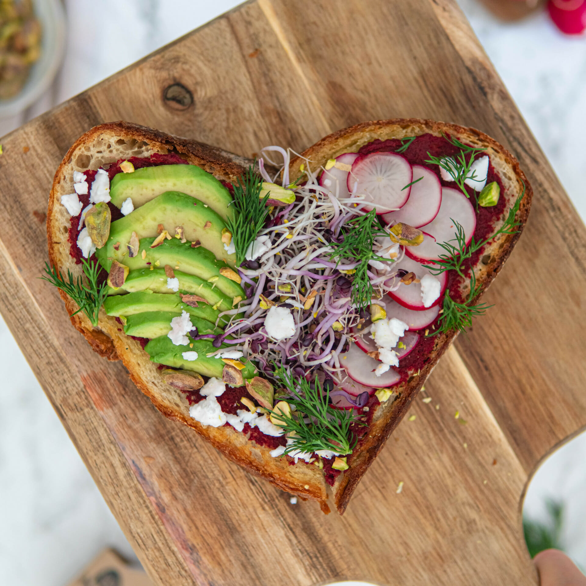 Herzbrot mit Avocado, Radieschen und Rote Beete Aufstrich