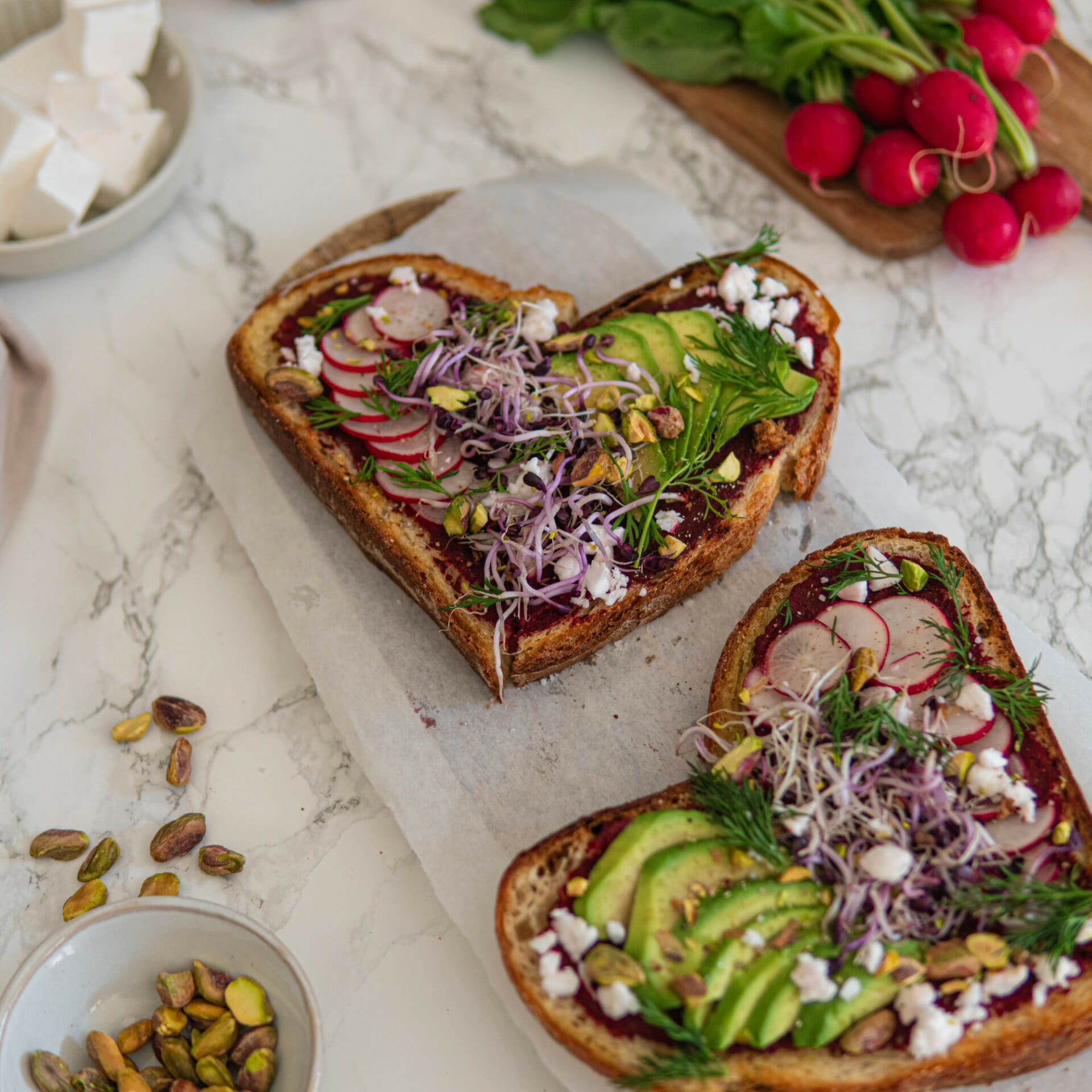 Herzbrot mit Rote Beete, Avocado, Radieschen und Sprossen - Beetgold ...