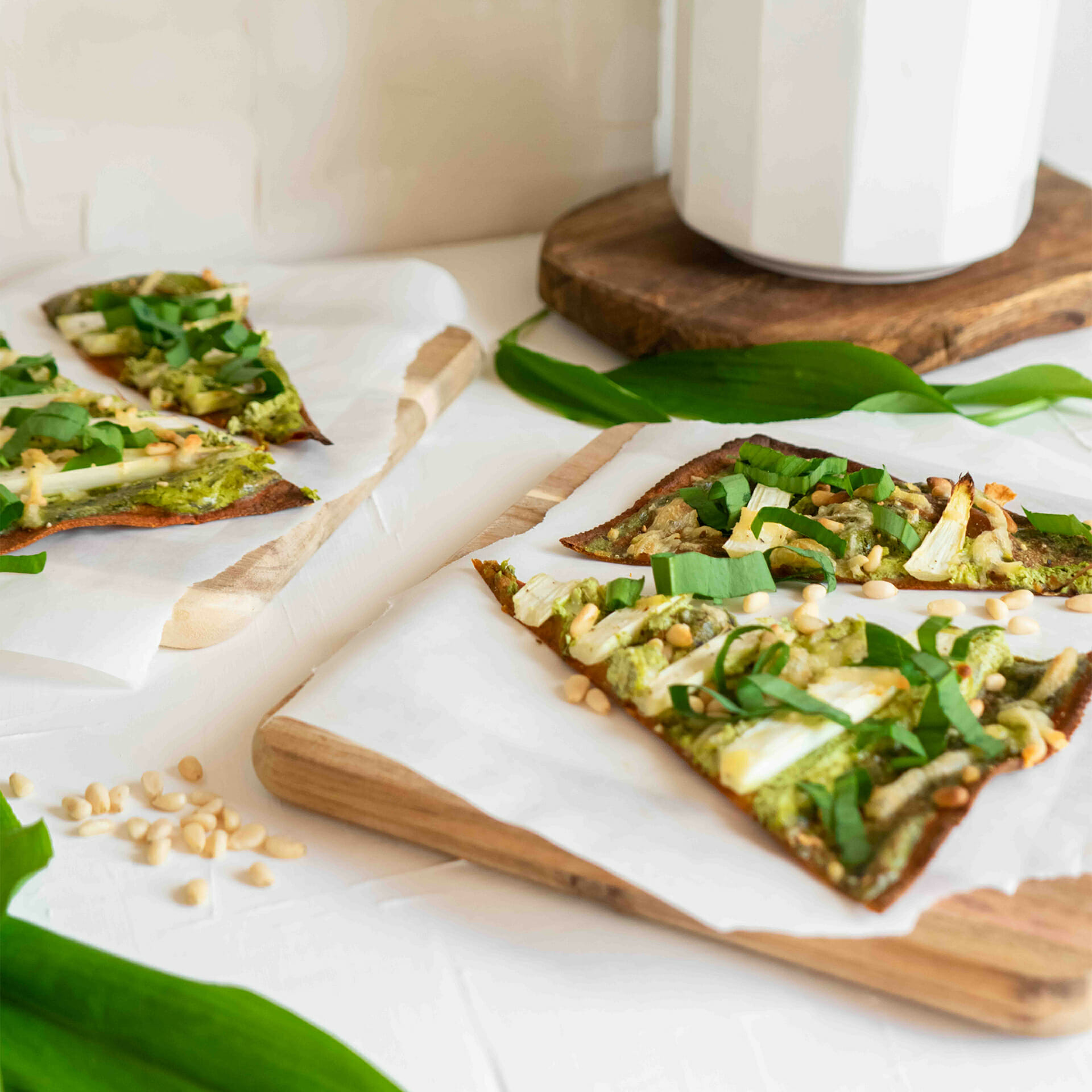 Flammkuchen mit Bärlauch Creme und Spargel - Beetgold Vollgemüse