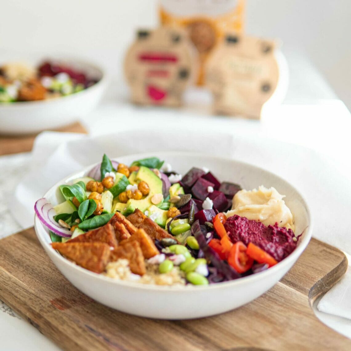 Gefüllte Bowl mit buntem Gemüse, Tempeh und Rote Beete und Pastinaken Dip