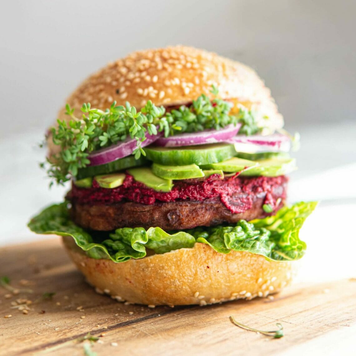 Burger mit Tempeh Patty und Beetgold Rote Beete Aufstrich & Dip